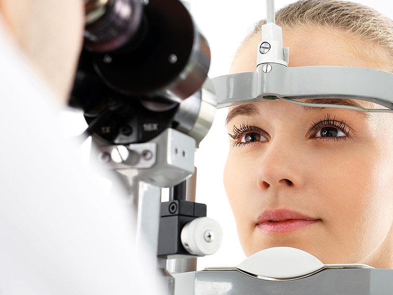 In the course of follow-up treatment after an eye operation, it is imperative that the aftercare appointments be kept.